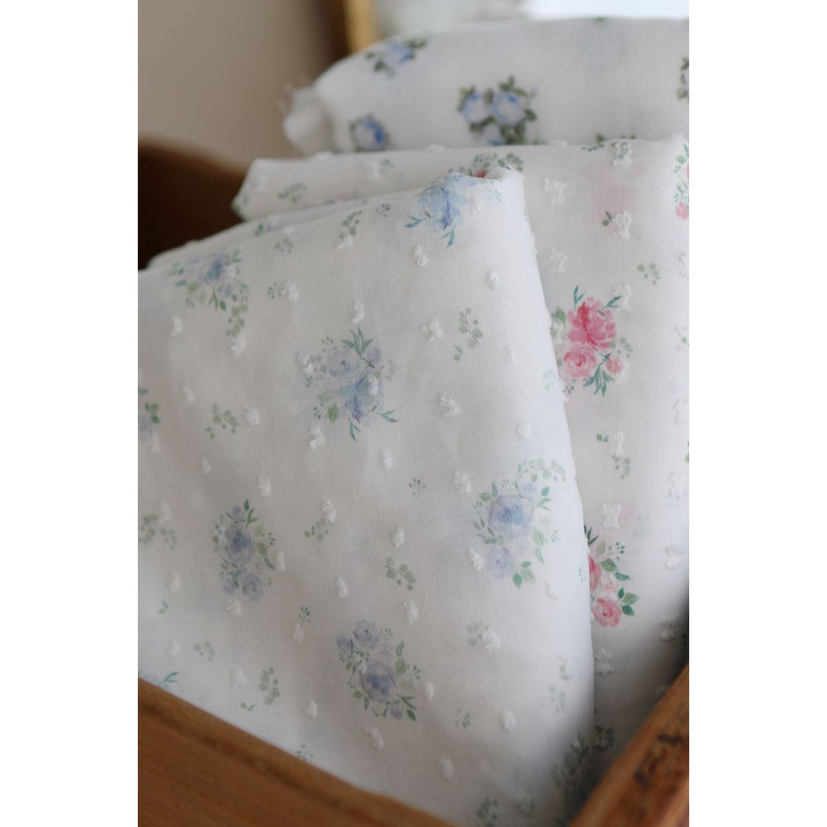 Maggie - Plumetis coton BIO fond blanc motif fleuri bleu Maggie - Plumetis coton BIO fond blanc motif fleuri bleu
