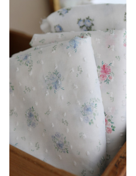 Maggie - Plumetis coton BIO fond blanc motif fleuri bleu