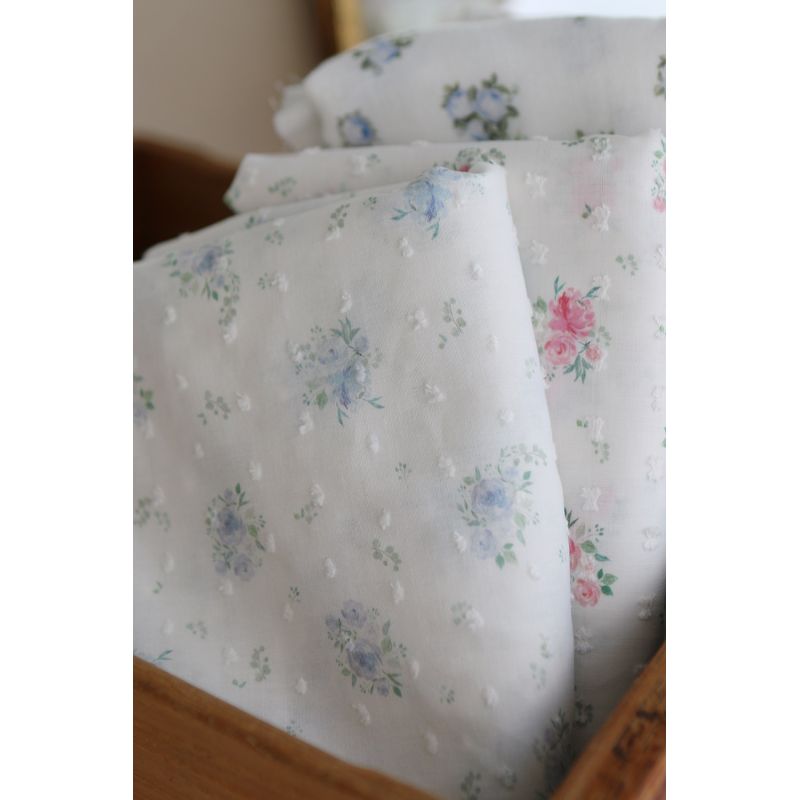 Maggie - Plumetis coton BIO fond blanc motif fleuri bleu