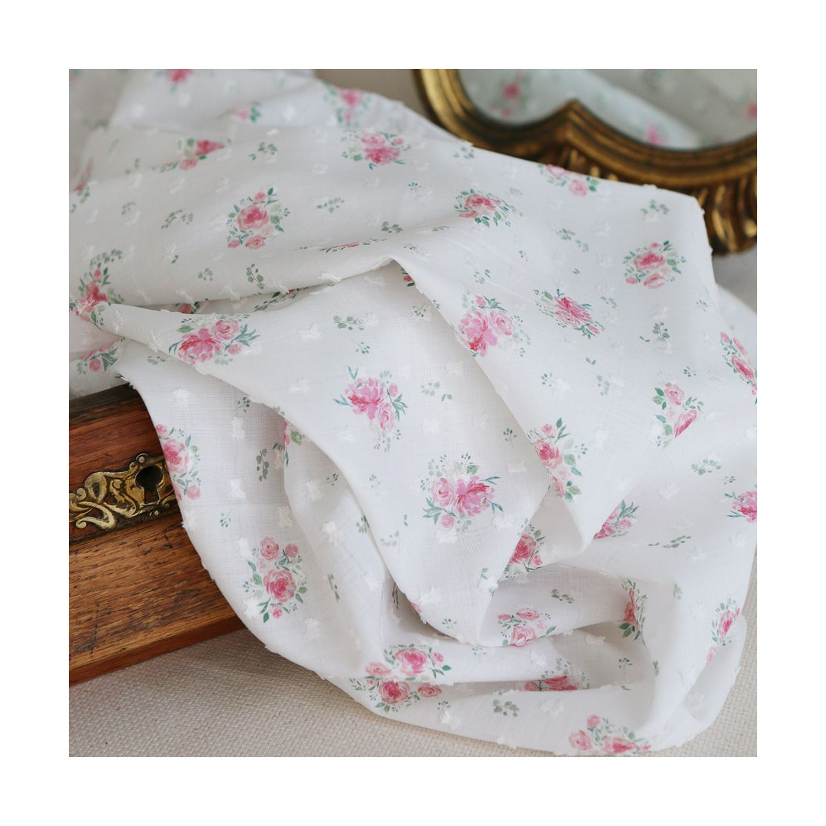 Maggie - Plumetis coton BIO fond blanc motif fleuri rose