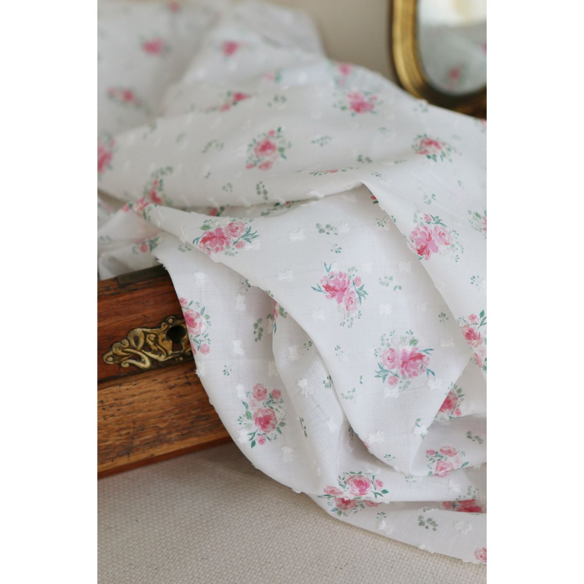 Maggie - Plumetis coton BIO fond blanc motif fleuri rose