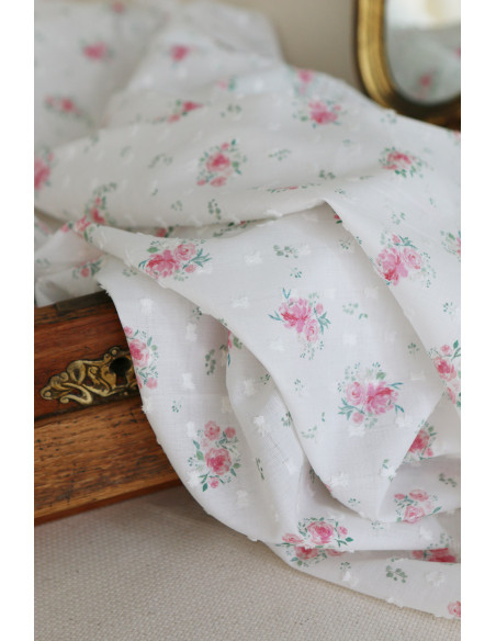 Maggie - Plumetis coton BIO fond blanc motif fleuri rose