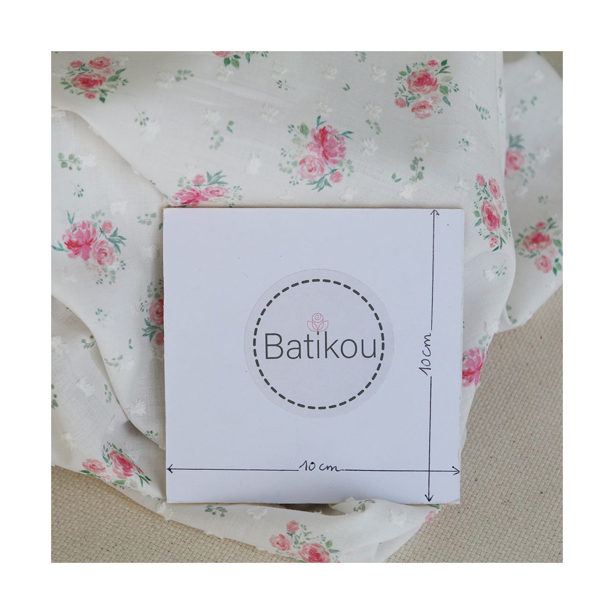 Maggie - Plumetis coton BIO fond blanc motif fleuri rose