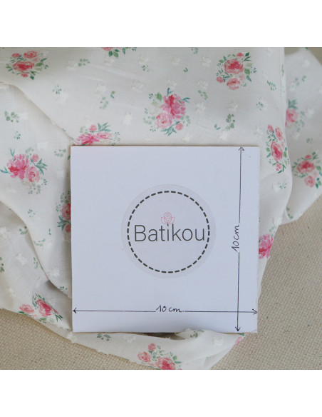 Maggie - Plumetis coton BIO fond blanc motif fleuri rose