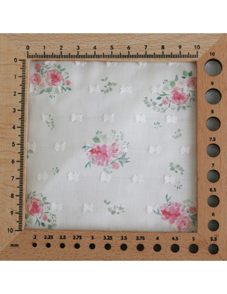 Maggie - Plumetis coton BIO fond blanc motif fleuri rose