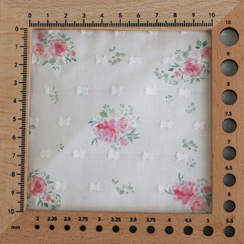 Maggie - Plumetis coton BIO fond blanc motif fleuri rose