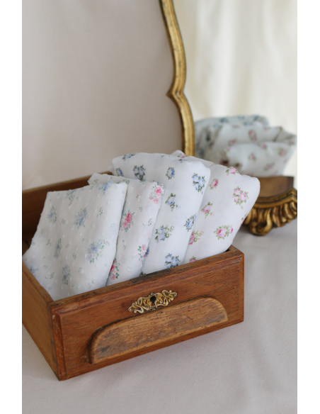 Maggie - Plumetis coton BIO fond blanc motif fleuri rose