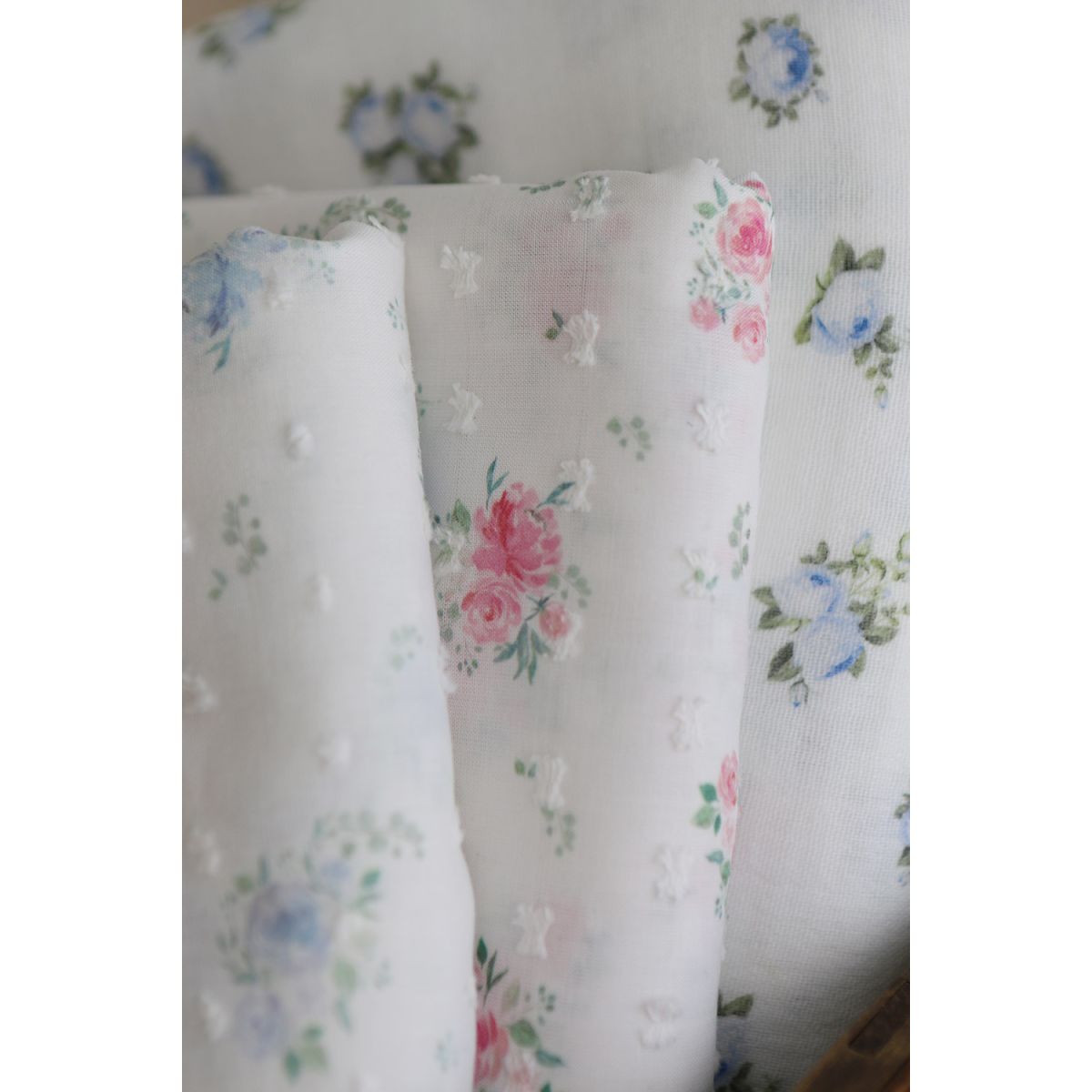 Maggie - Plumetis coton BIO fond blanc motif fleuri rose