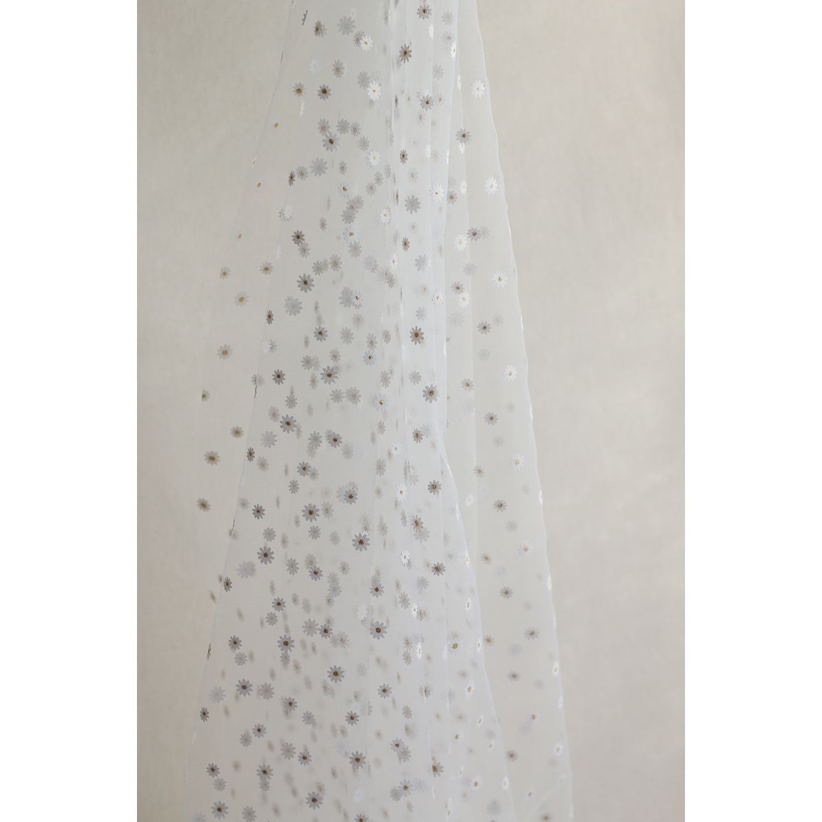 Tulle blanc petites marguerites dorées