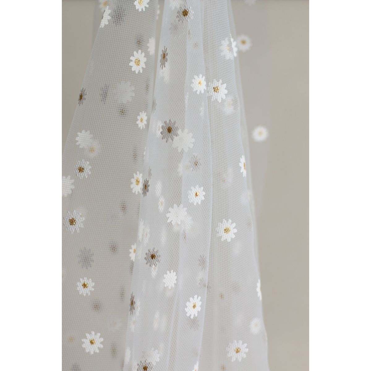 Tulle blanc petites marguerites dorées