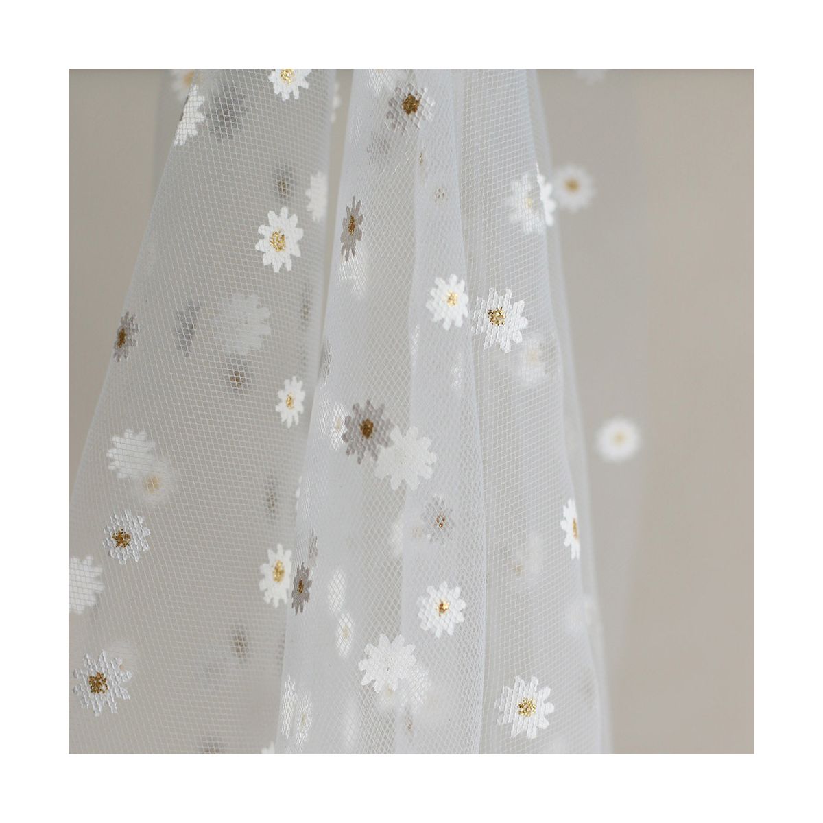 Tulle blanc petites marguerites dorées