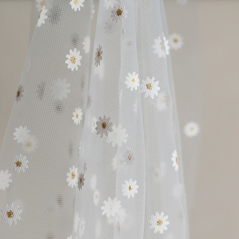 Tulle blanc petites marguerites dorées