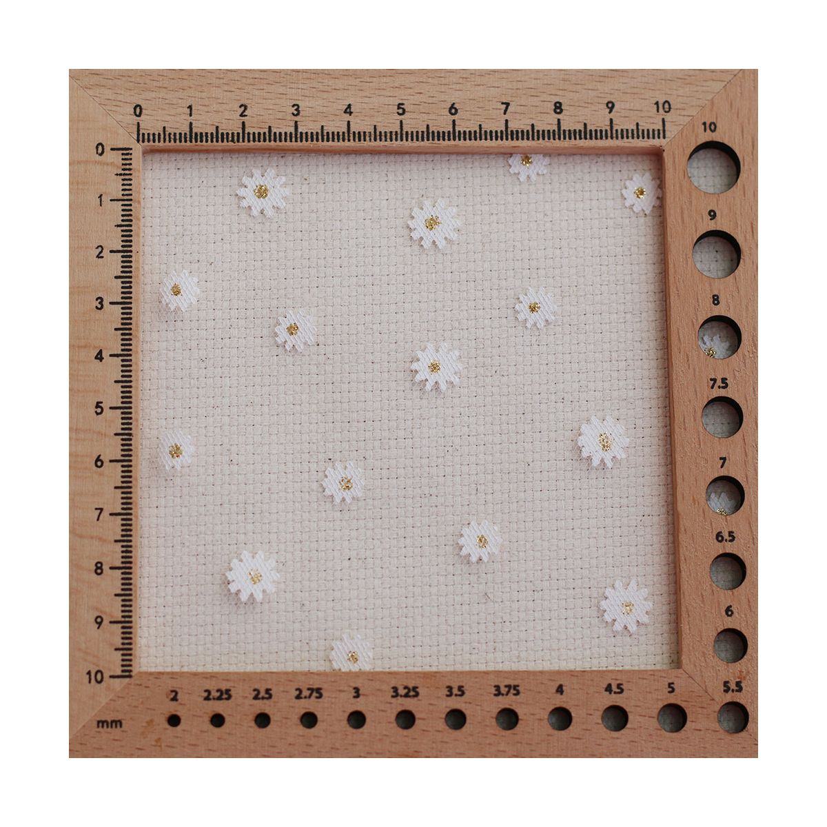 Tulle blanc petites marguerites dorées