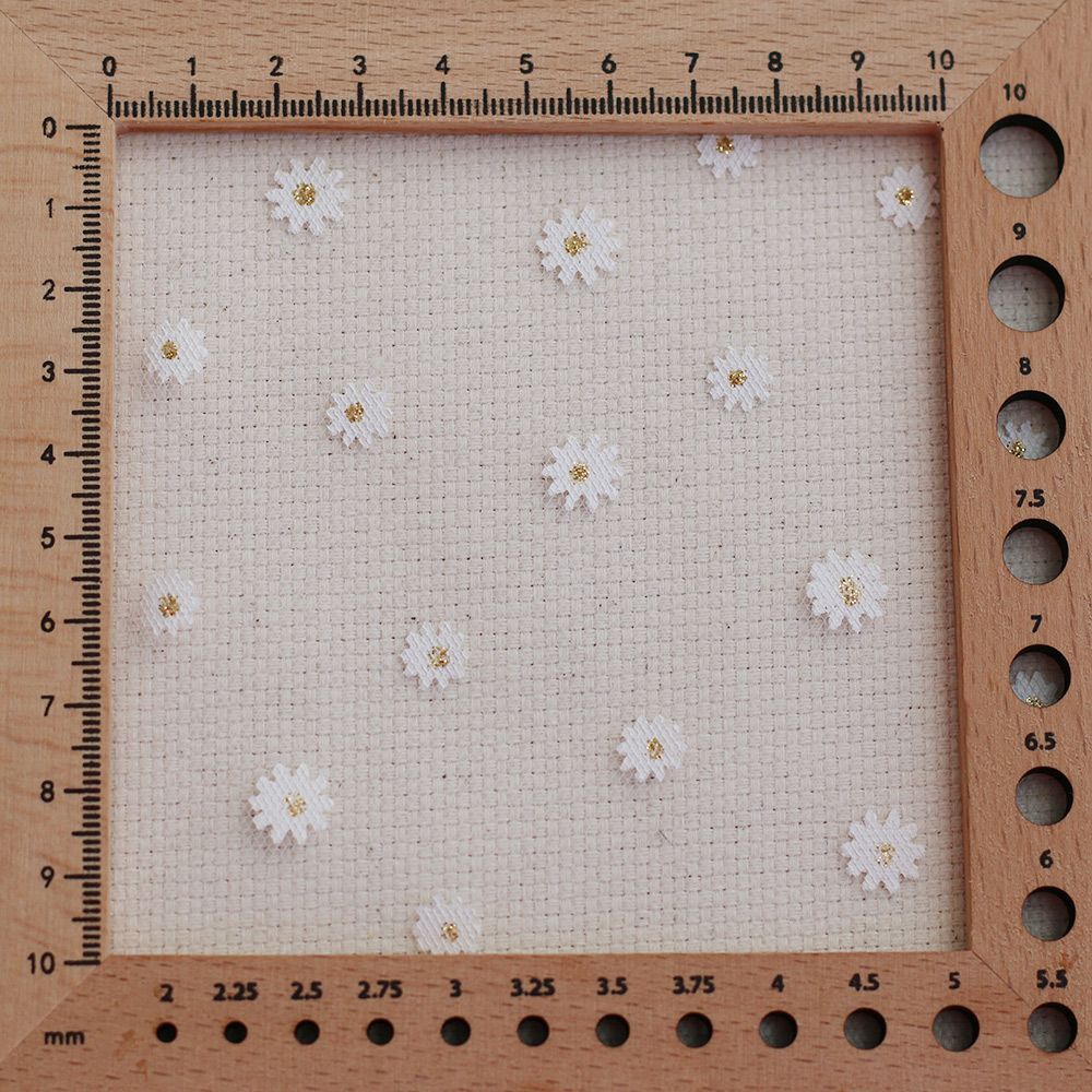 Tulle blanc petites marguerites dorées