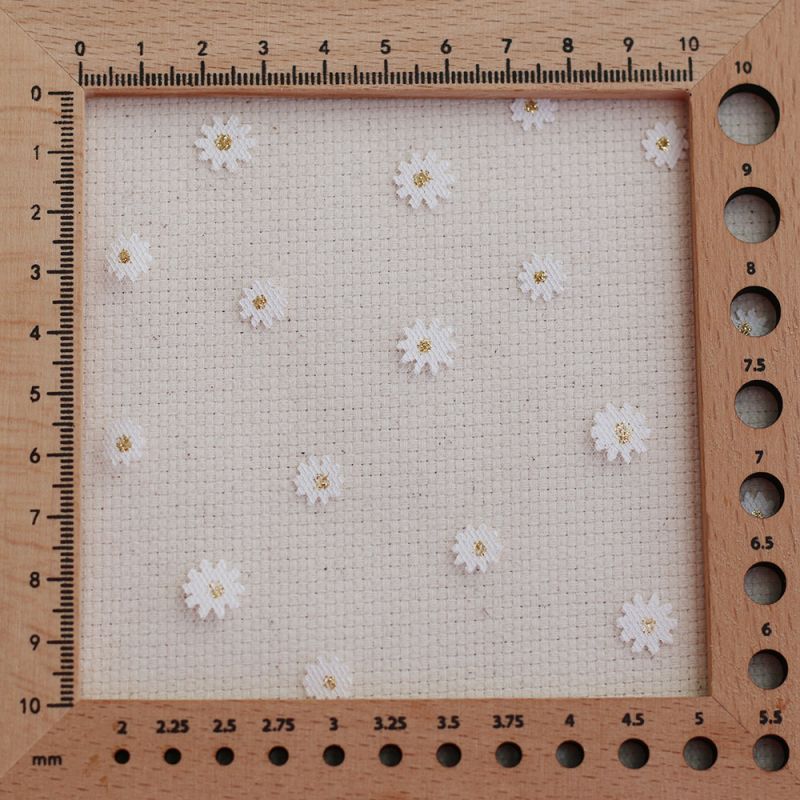 Tulle blanc petites marguerites dorées