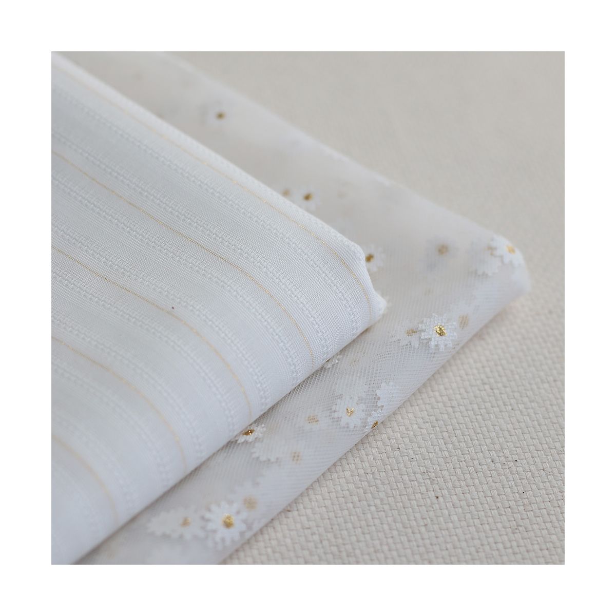 Tulle blanc petites marguerites dorées