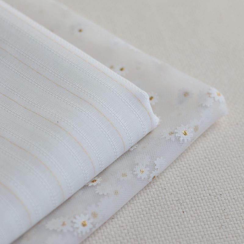 Tulle blanc petites marguerites dorées