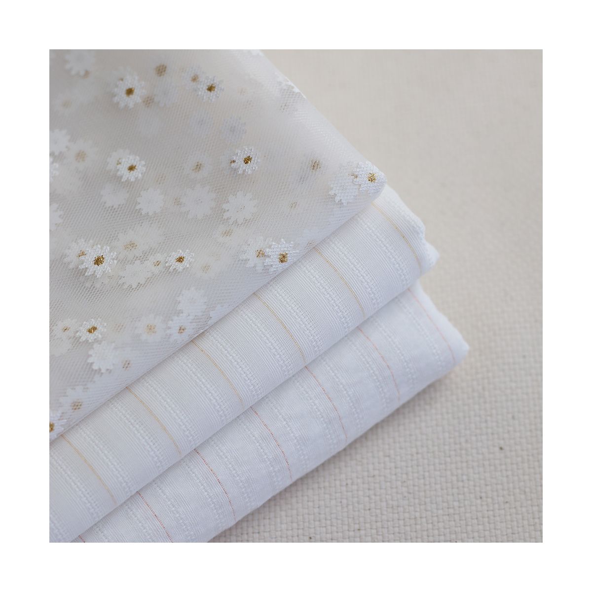 Tulle blanc petites marguerites dorées