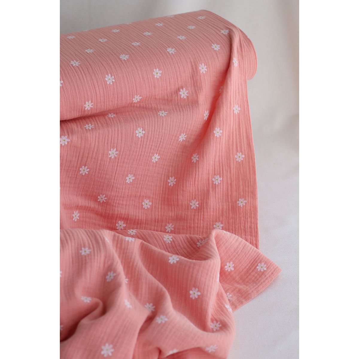 Daisy - Double gaze de coton marguerites fond corail Daisy - Double gaze de coton marguerites fond corail