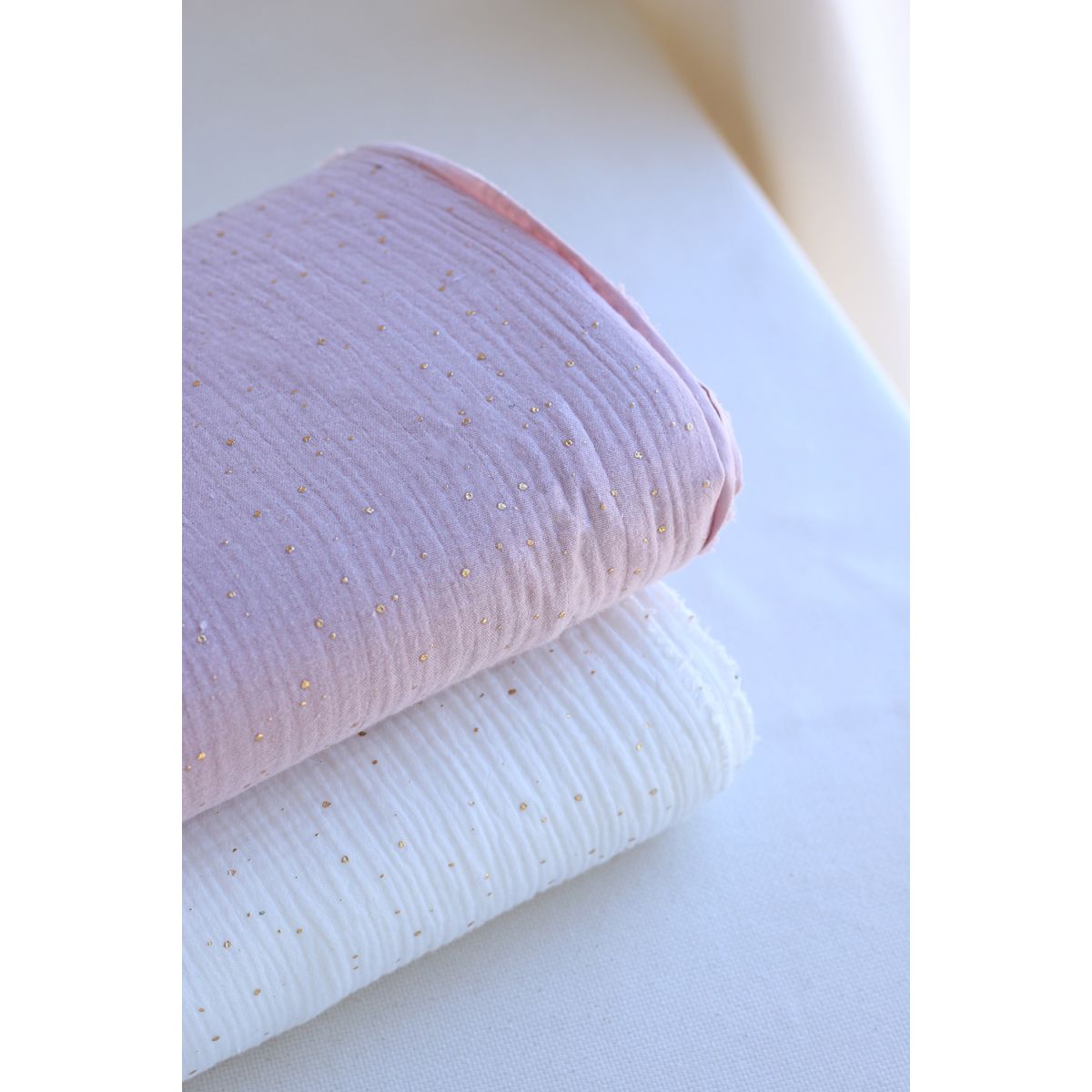 Double gaze de coton pois dorés fond vieux rose