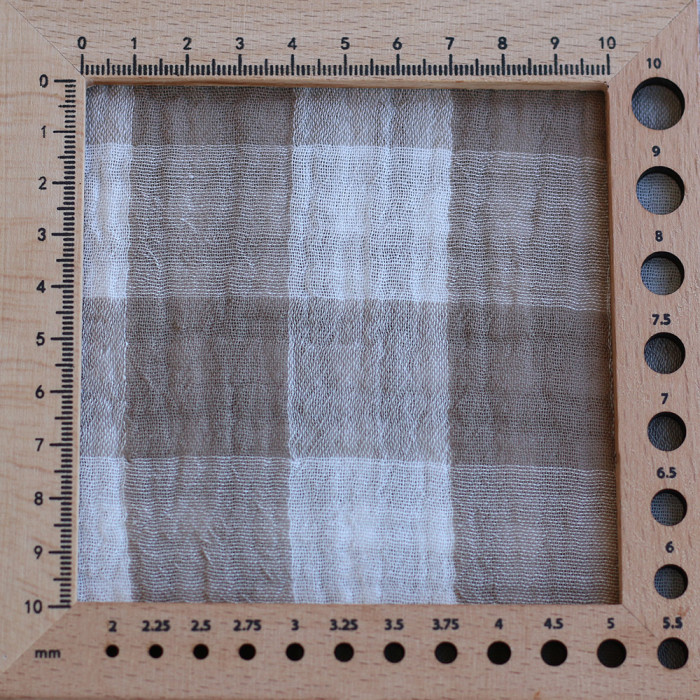 Double gaze de coton vichy réversible blanc / grège