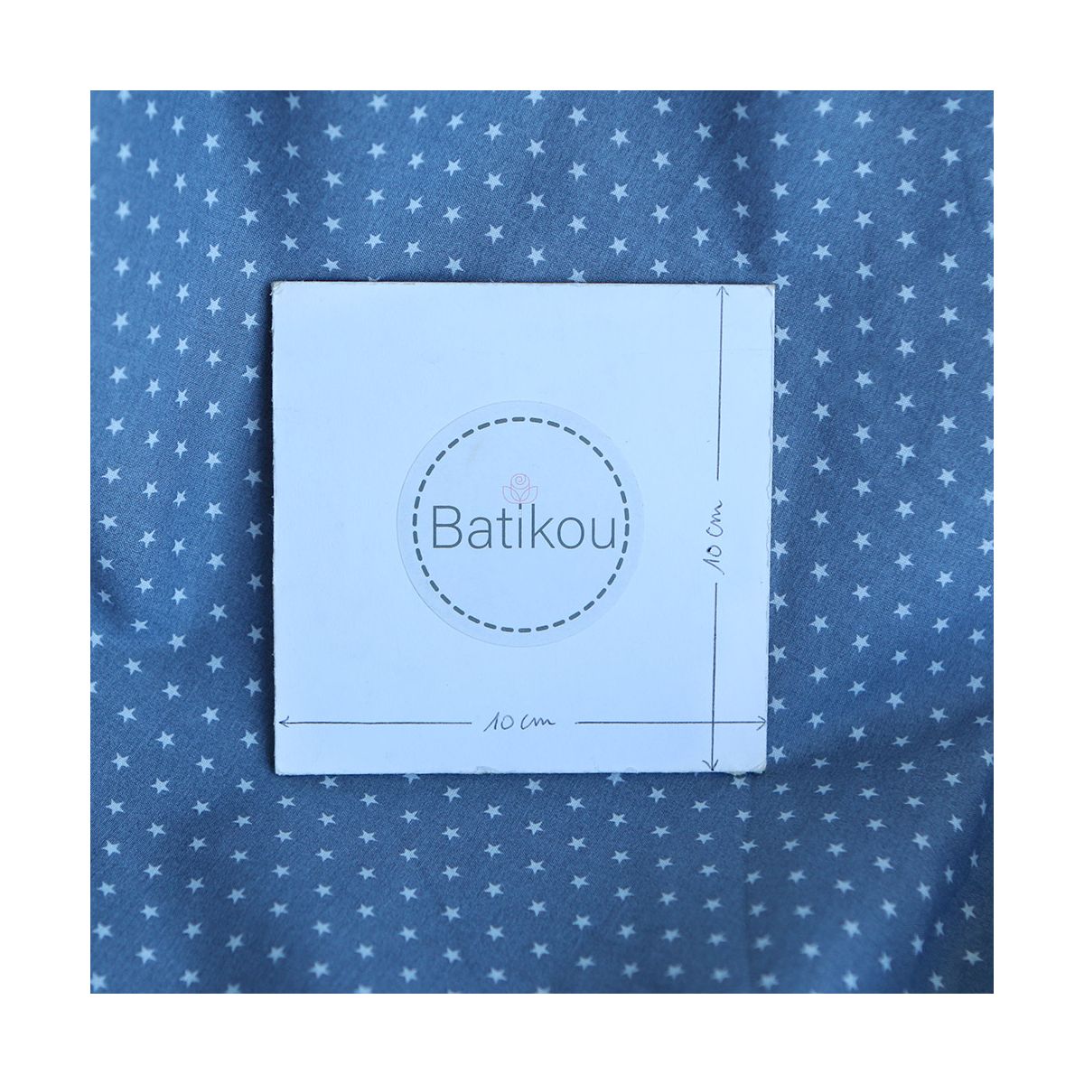 Frou-frou / Batiste de coton imprimé petites étoiles fond gris acier Frou-frou / Batiste de coton imprimé petites étoiles fond gris acier