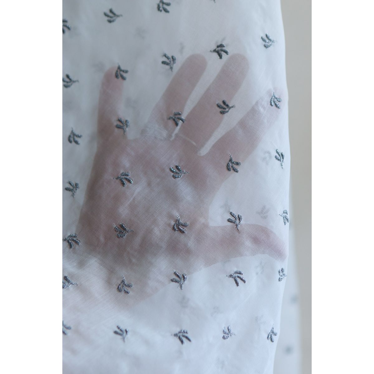 Claudia - Voile coton organique blanc brodé argenté Claudia - Voile coton organique blanc brodé argenté