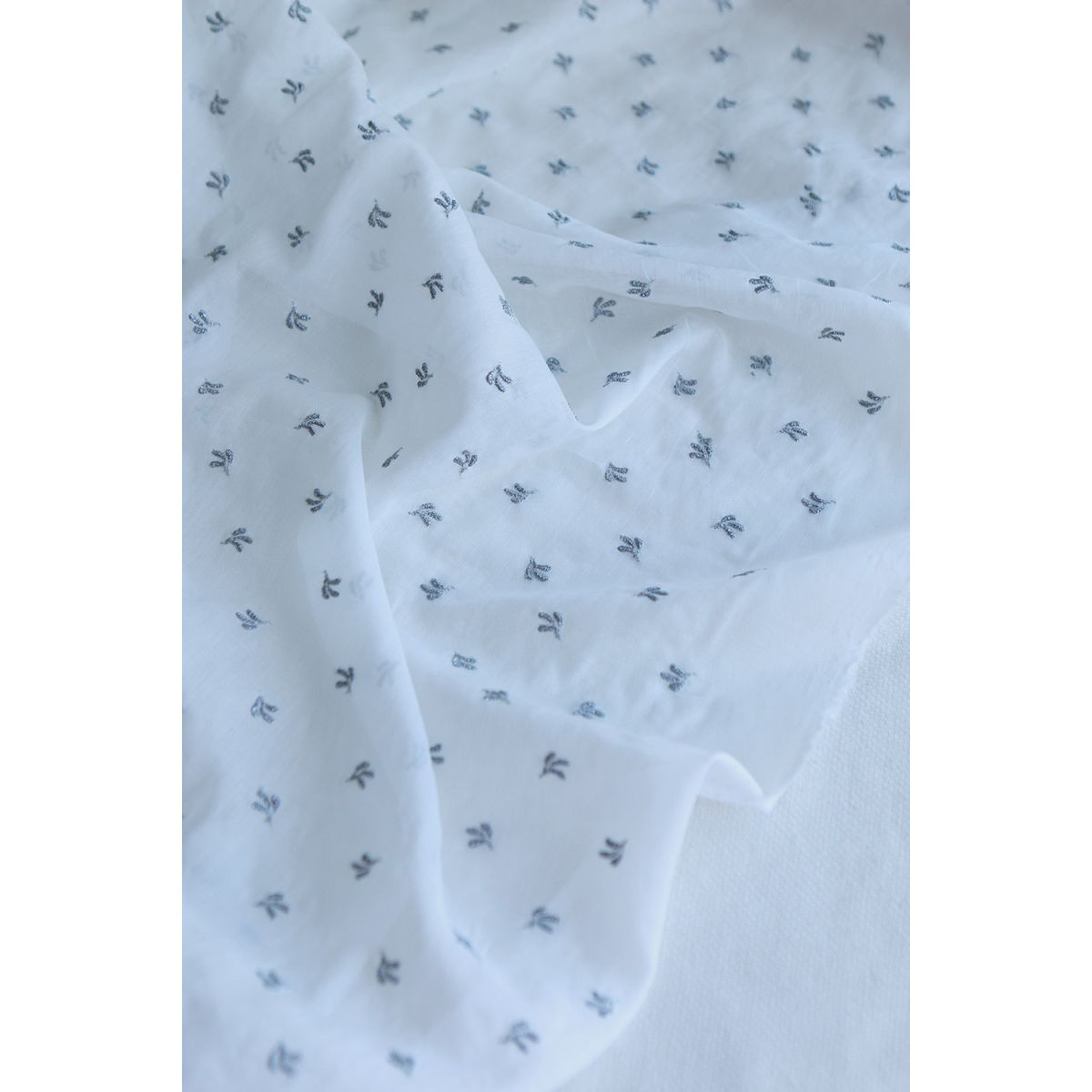 Claudia - Voile coton organique blanc brodé argenté Claudia - Voile coton organique blanc brodé argenté