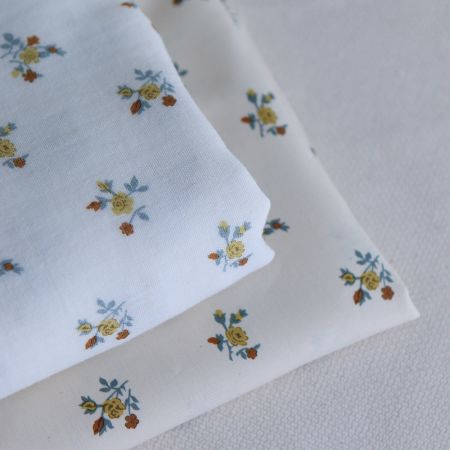 Celine - Double gaze de coton BIO blanc motif fleuri coloris ocre / moutarde Celine - Double gaze de coton BIO blanc motif fleuri coloris ocre / moutarde