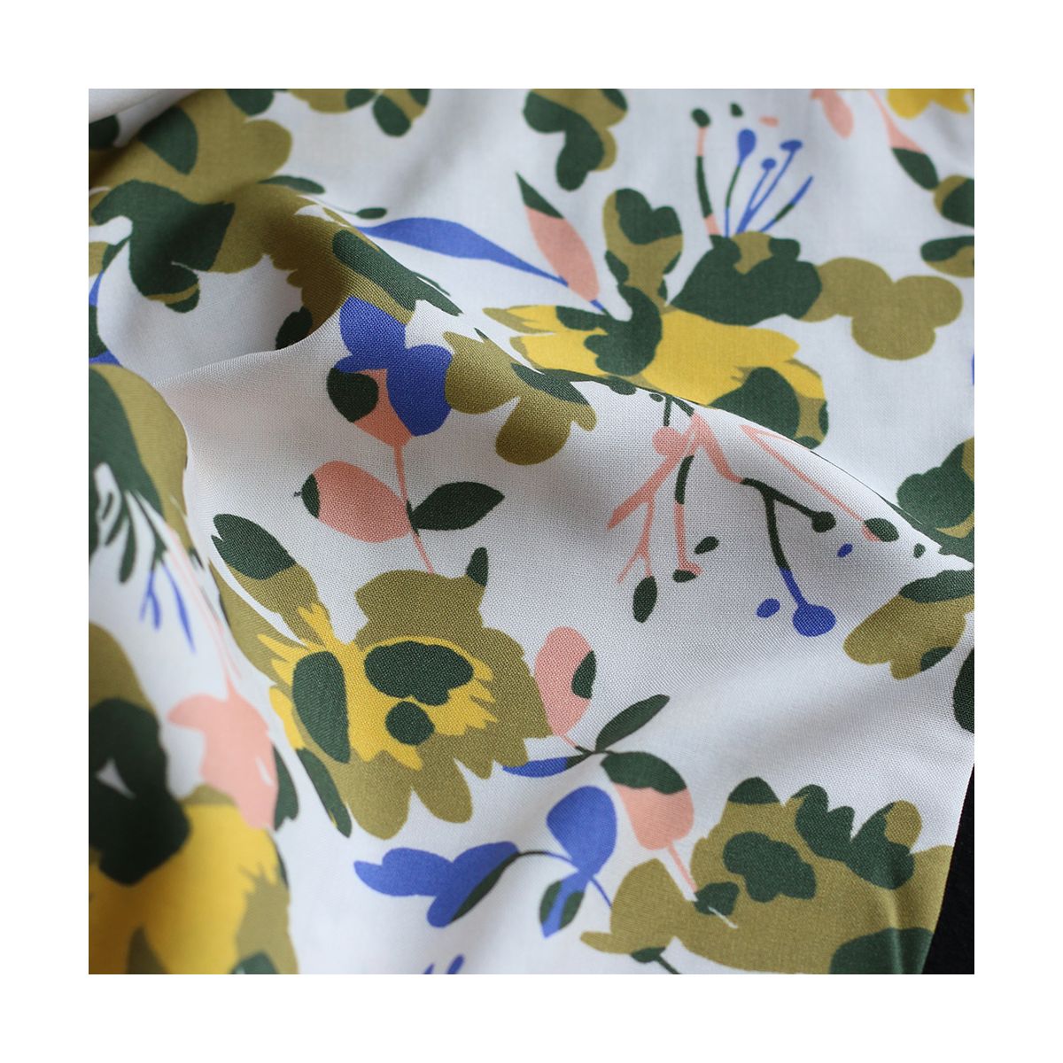 Ramezia - Viscose imprimé graphique et fleuri vert