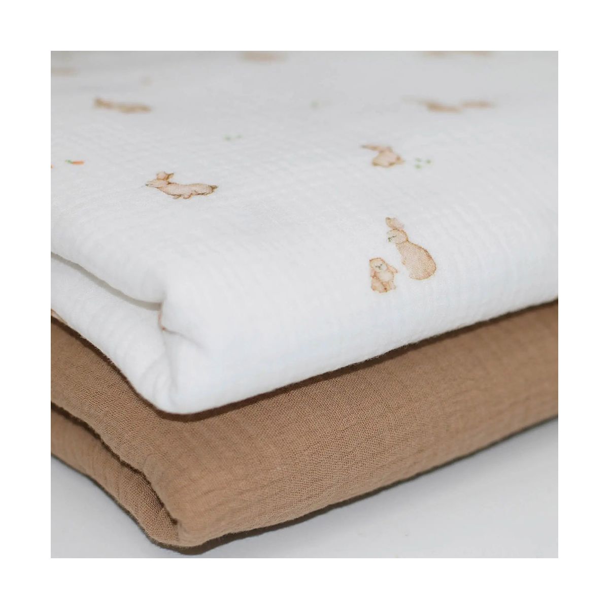 Double gaze de coton fond lait imprimés petits lapins Double gaze de coton fond lait imprimés petits lapins