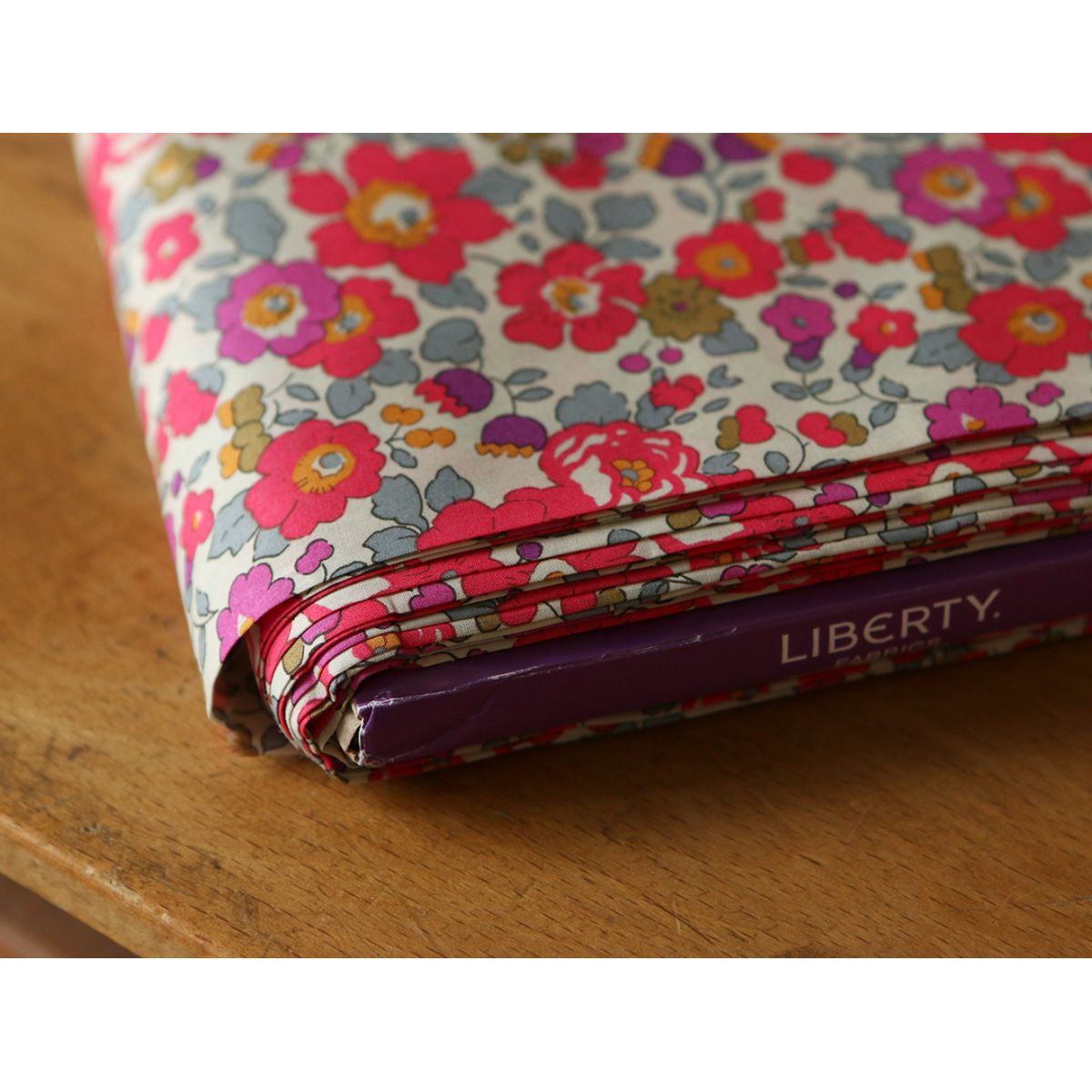 Liberty Tana Lawn® Betsy exclusif Fluo Thé Liberty Tana Lawn® Betsy exclusif Fluo Thé