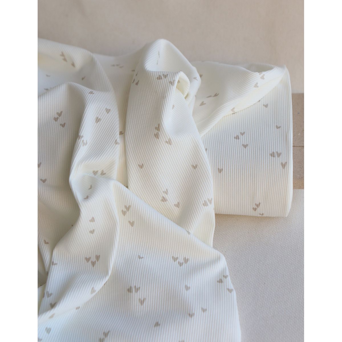 Jersey coton côtes fines à motifs mini coeurs beige Jersey coton côtes fines à motifs mini coeurs beige