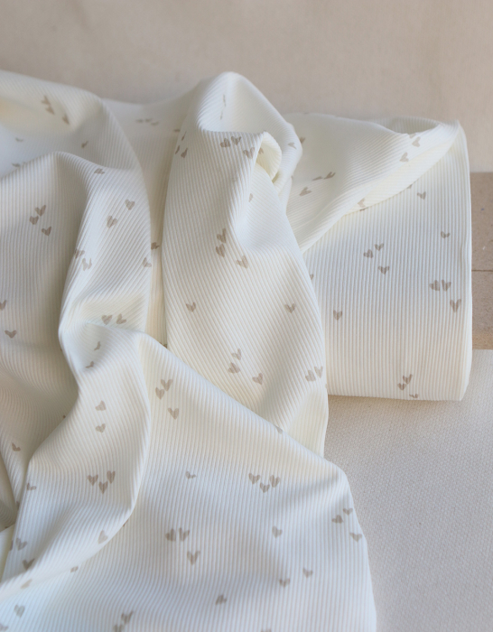 Jersey coton côtes fines à motifs mini coeurs beige