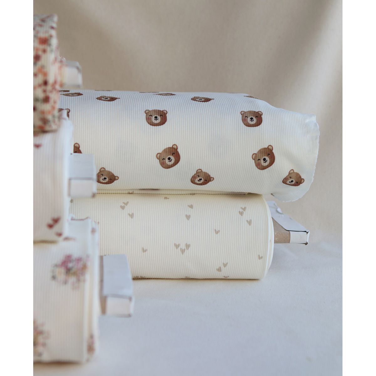 Jersey coton côtes fines à motifs mini coeurs beige Jersey coton côtes fines à motifs mini coeurs beige