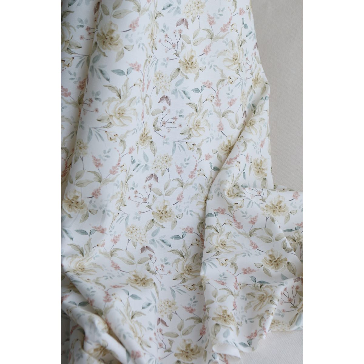 Lyana - Tissu sergé / twill de coton organique imprimé fleuri Lyana - Tissu sergé / twill de coton organique imprimé fleuri