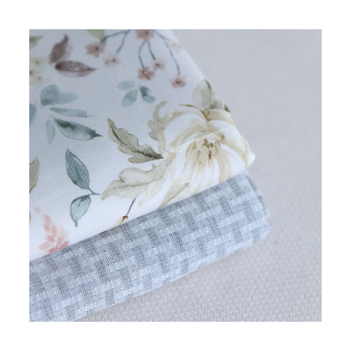 Lyana - Tissu sergé / twill de coton organique imprimé fleuri Lyana - Tissu sergé / twill de coton organique imprimé fleuri