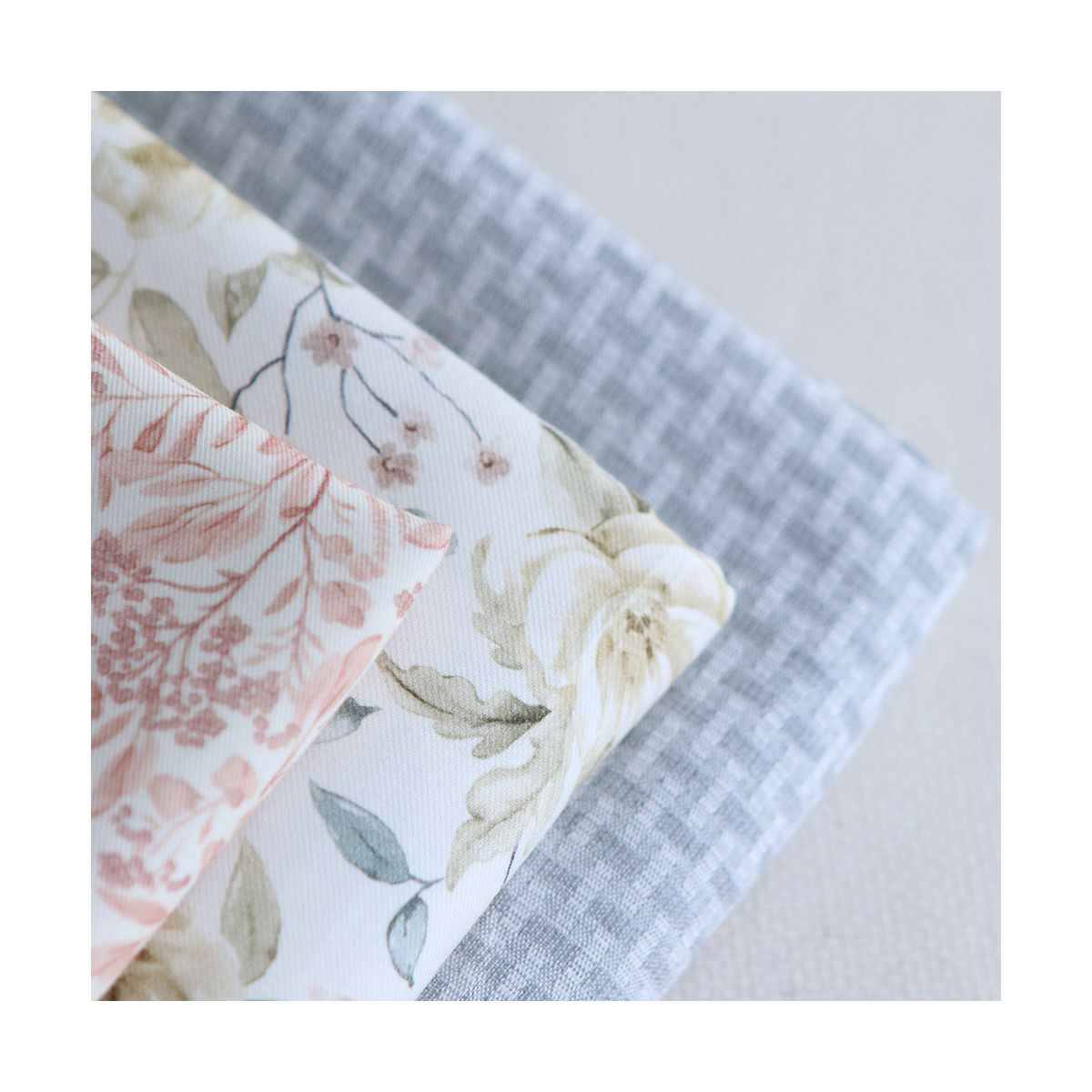 Lyana - Tissu sergé / twill de coton organique imprimé fleuri Lyana - Tissu sergé / twill de coton organique imprimé fleuri