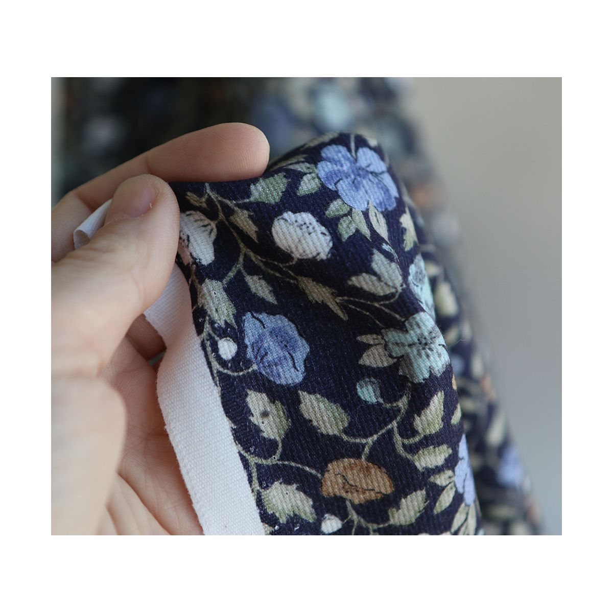 Amelia - Velours milleraies coton organique imprimé fleuri midnight Amelia - Velours milleraies coton organique imprimé fleuri midnight