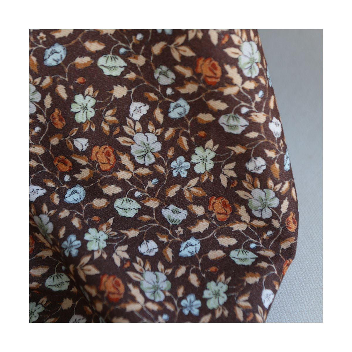 Amelia - Velours milleraies coton organique imprimé fleuri chocolat Amelia - Velours milleraies coton organique imprimé fleuri chocolat