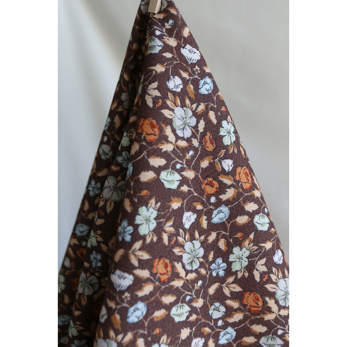 Amelia - Velours milleraies coton organique imprimé fleuri chocolat Amelia - Velours milleraies coton organique imprimé fleuri chocolat