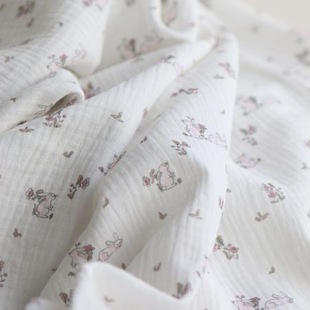 Yuki - Double gaze de coton fond blanc motif petits lapins roses Yuki - Double gaze de coton fond blanc motif petits lapins roses