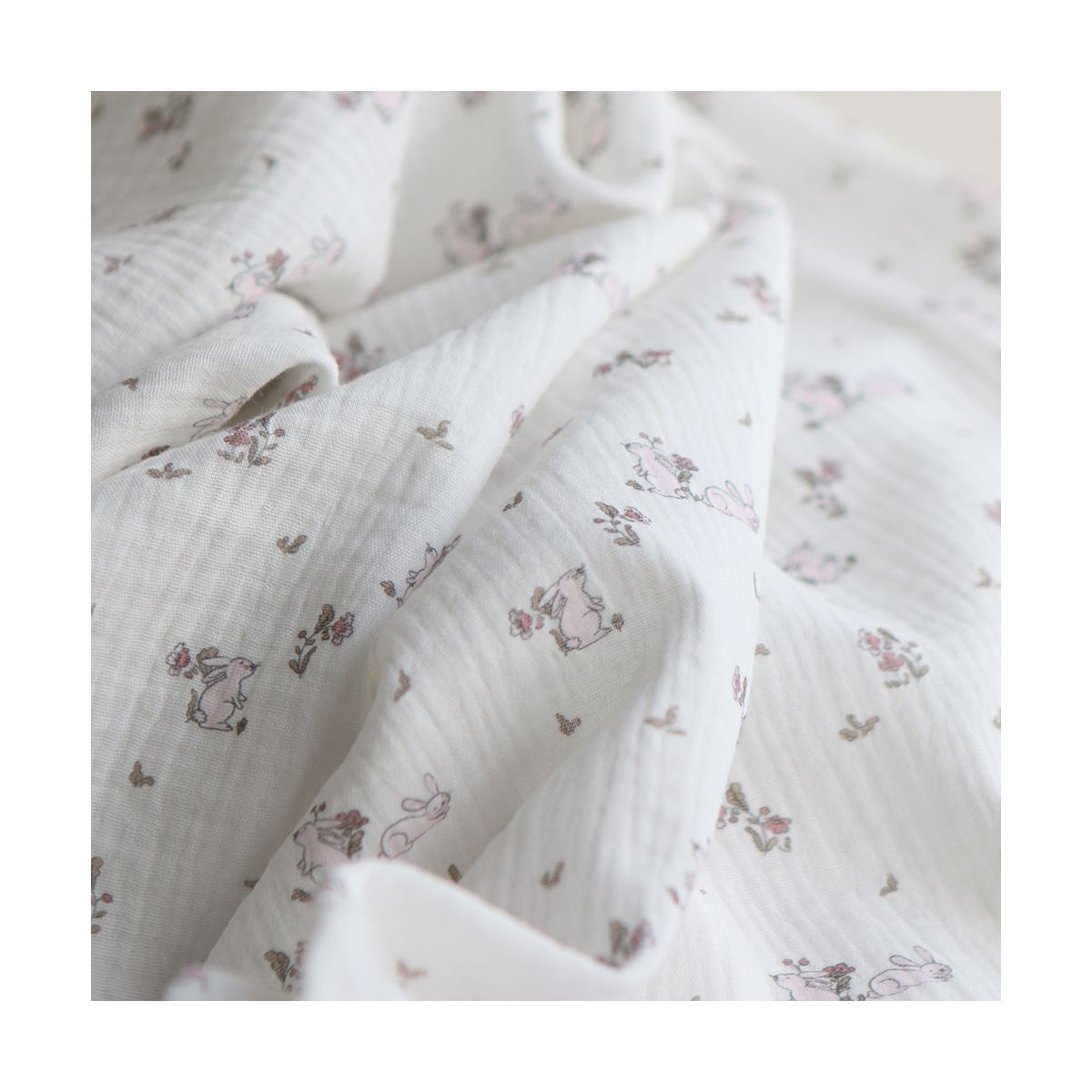 Yuki - Double gaze de coton fond blanc motif petits lapins roses Yuki - Double gaze de coton fond blanc motif petits lapins roses