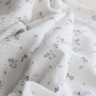 Yuki - Double gaze de coton fond blanc motif petits lapins roses