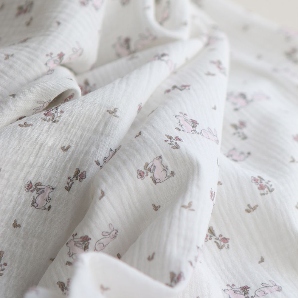 Yuki - Double gaze de coton fond blanc motif petits lapins roses