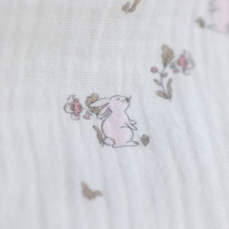 Yuki - Double gaze de coton fond blanc motif petits lapins roses Yuki - Double gaze de coton fond blanc motif petits lapins roses
