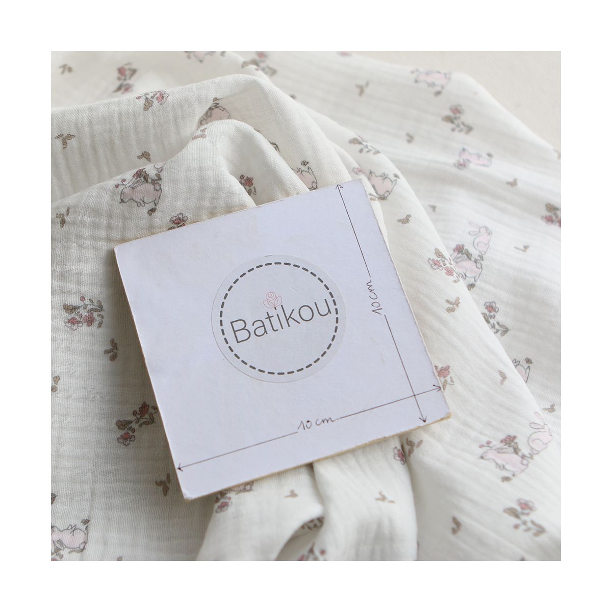 Yuki - Double gaze de coton fond blanc motif petits lapins roses Yuki - Double gaze de coton fond blanc motif petits lapins roses