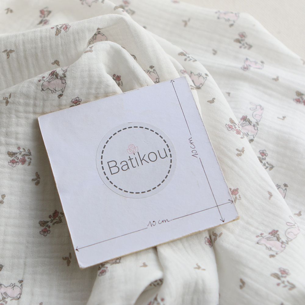 Yuki - Double gaze de coton fond blanc motif petits lapins roses