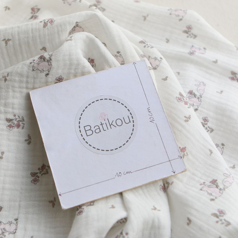 Yuki - Double gaze de coton fond blanc motif petits lapins roses