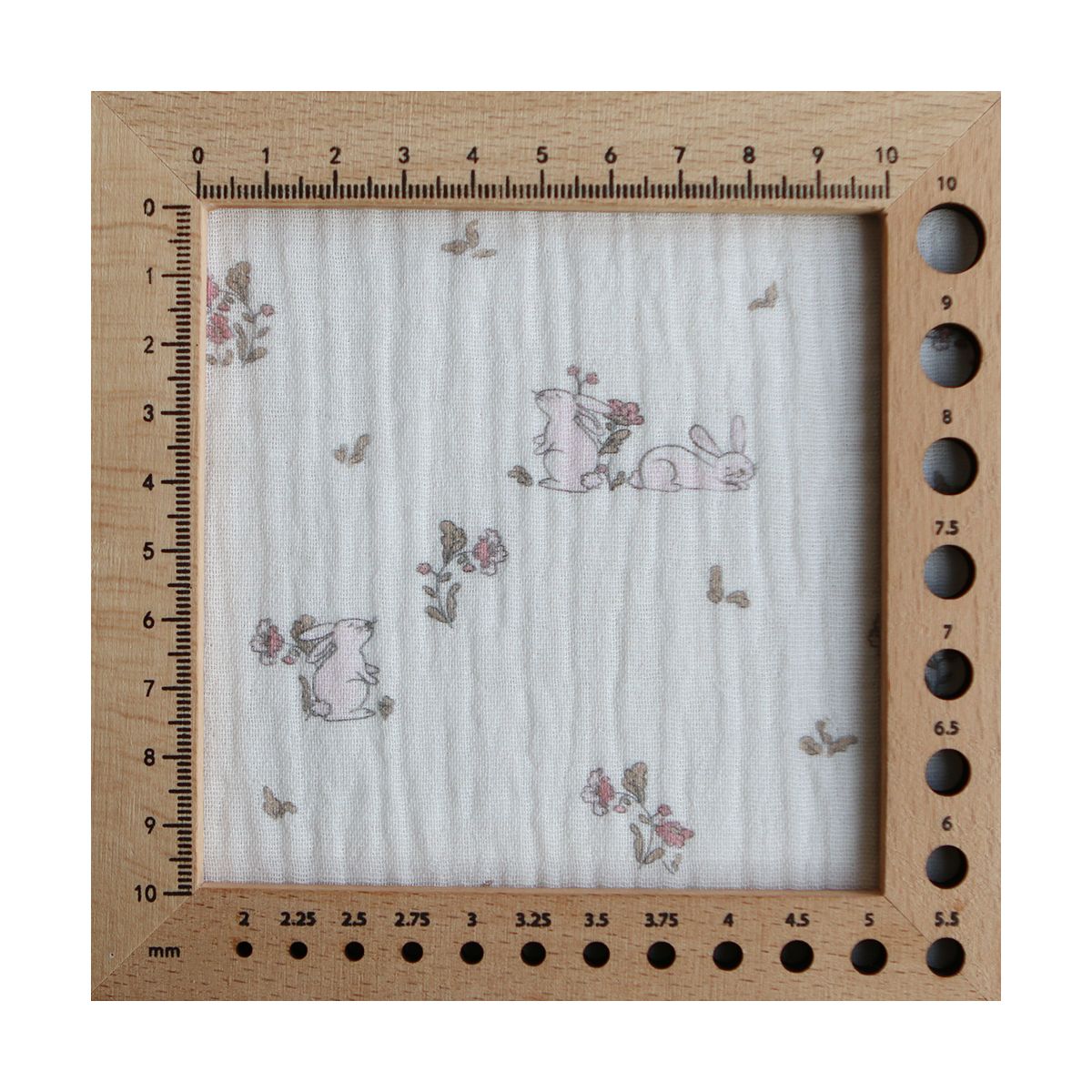 Yuki - Double gaze de coton fond blanc motif petits lapins roses Yuki - Double gaze de coton fond blanc motif petits lapins roses